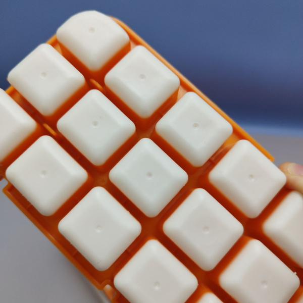 Набор для приготовления и хранения льда / Контейнер для льда с крышкой и с двумя формами для 42 кубиков льда, Оранжевый цвет